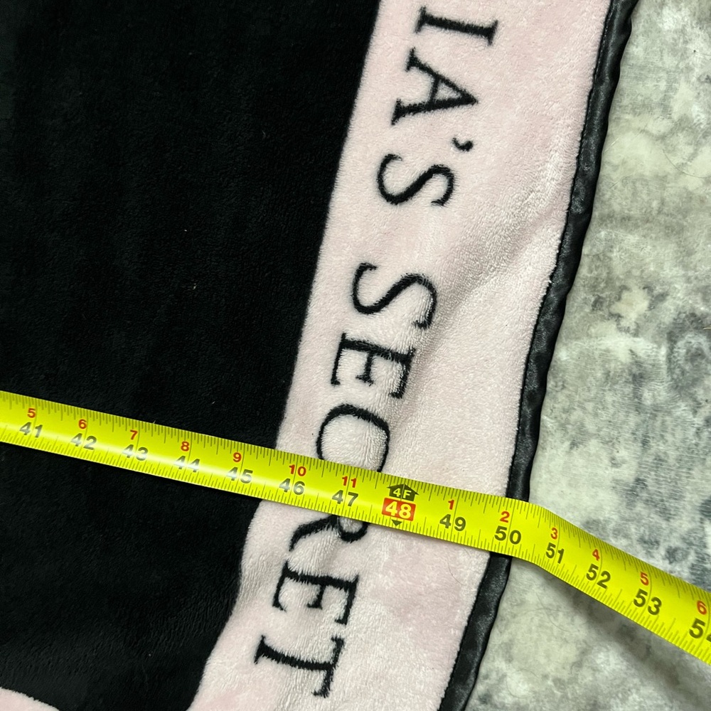 Victoria's Secret Black and Light Pink Throw - Picture 3 of 3